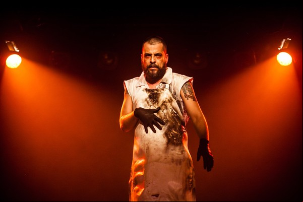 Premiado espetáculo “HOMEM-BOMBA” promete diversão neste sábado no Teatro Municipal