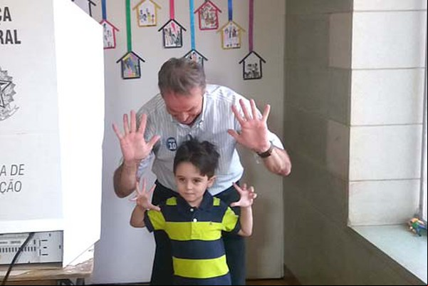 Acompanhado de familiares e amigos, Jader Carvalho vota no Colégio das Irmãs 