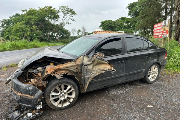 Motorista freia ao confundir câmera com radar e se envolve em acidente com 4 veículos na BR 365