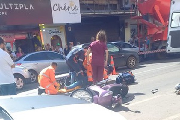 Motociclista fica gravemente ferida após bater em porta de veículo na Rua Major Gote