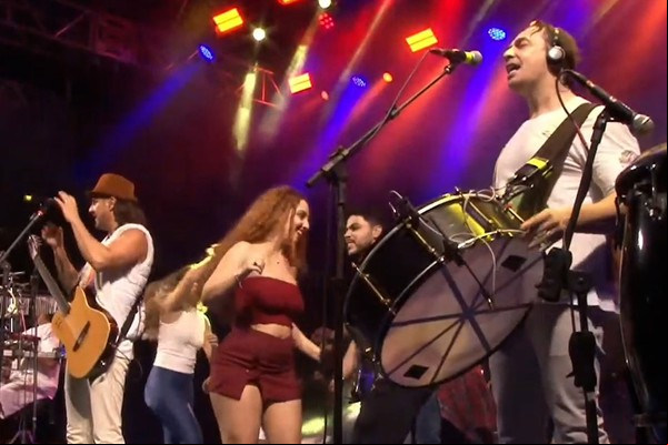 Falamansa brinca com o público e diz que momento do show é para o DVD da Festa; veja