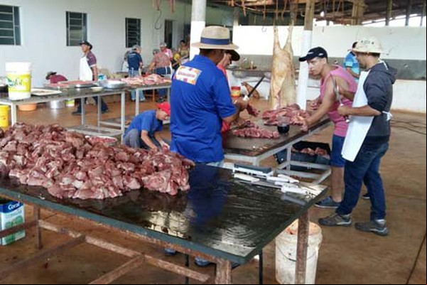 Moradores da comunidade de Ponto Chic preparam fartura e esperam 4 mil pessoas em Folia de Reis