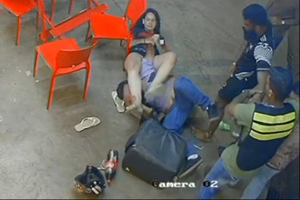 Vídeo mostra homem sendo imobilizado com golpe de jiu-jitsus e agredido por casal, em Patos de Minas