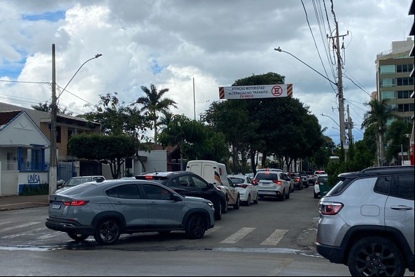 Motoristas não poderão parar ou estacionar em quarteirões da avenida Paranaíba; confira