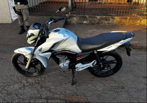Motociclista com CNH vencida desde 2019 é preso após fuga de blitz e colisão frontal em Patos de Minas