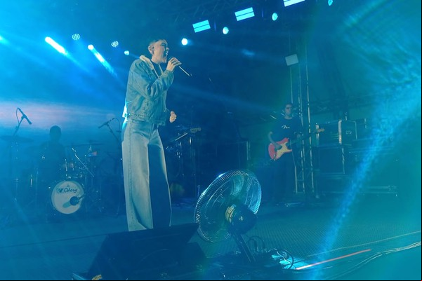 Lizandra interpreta "Coração Partido" na Fenapraça e faz o público cantar; veja ao vivo