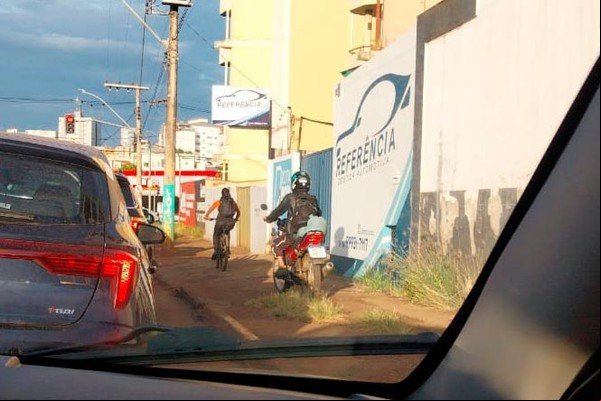 Pais denunciam tráfego intenso de motociclistas pela calçada e pondo em risco a vida de estudantes