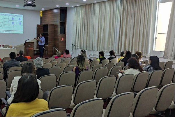 Secretaria de Educação promove encontro com especialistas da UFU para otimizar dinheiro das escolas públicas