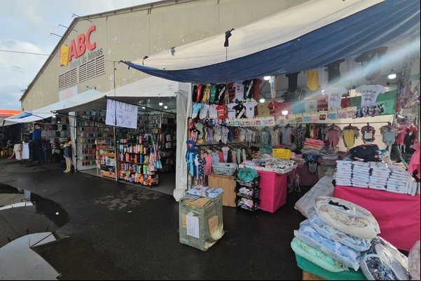 Últimos dias do Mega Feirão dos Fabricantes no estacionamento do Supermercado ABC