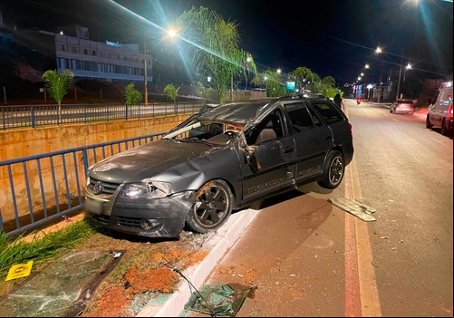 Carro vai parar em canteiro da Avenida Fátima Porto após capotar e motorista acaba preso