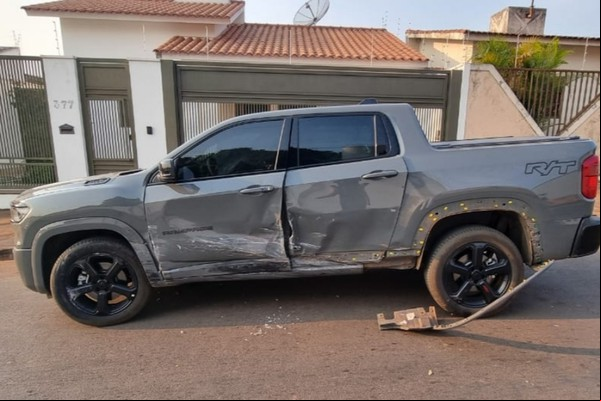 Condutor inabilitado e com sintomas de embriaguez avança parada e causa acidente no bairro Boa Vista