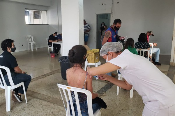 Mais da metade da população patense está com o cartão de vacina da Covid-19 atrasado