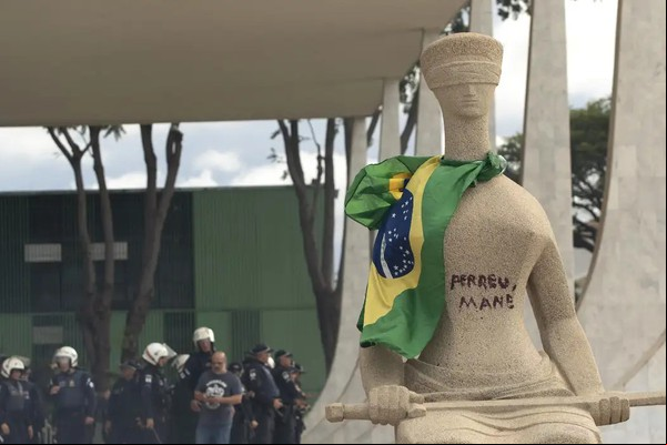STF suspende julgamento de mulher que pichou "Perdeu, Mané" em estátua