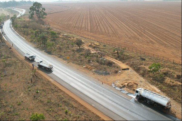 Acidente entre três veículos provoca vazamento de óleo e deixa o trânsito lento na BR 354