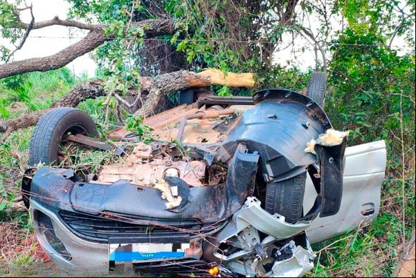 Motorista cochila ao volante, capota veículo às margens da MG 188, mas sai sem ferimentos