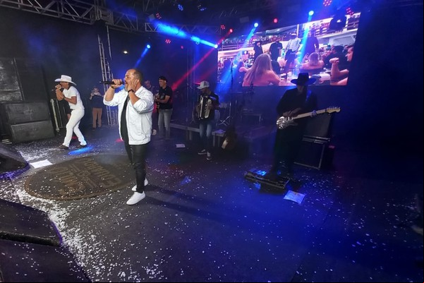 Emílio e Eduardo cantam “Primavera” e comove os corações apaixonados; veja ao vivo