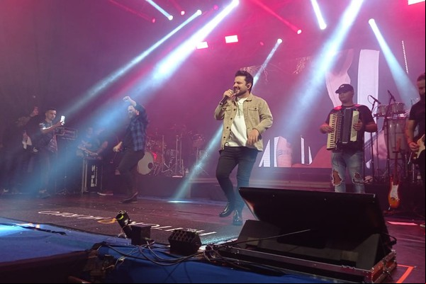 Com muitas luzes e efeitos, Heitor e Murilo abrem show com o sucesso “Olho encharcado” ; veja ao vivo