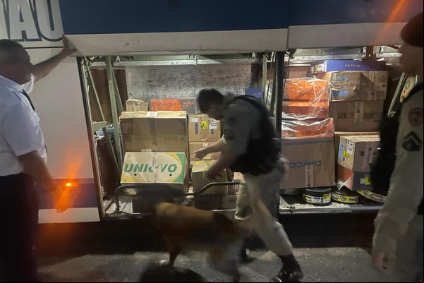 Com uso de cães farejadores, Polícia Militar Rodoviária reforça a fiscalização nas rodovias