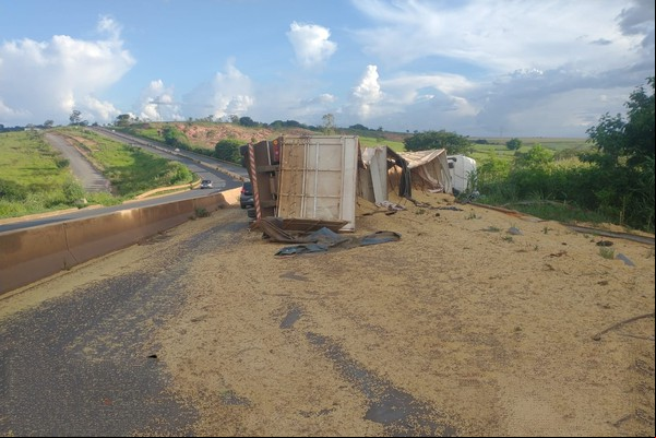 Bitrem carregado de soja tomba na BR 352 e interdita parte da pista, em Patos de Minas