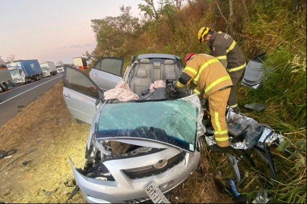Motorista fica preso às ferragens após carros baterem de frente na BR365