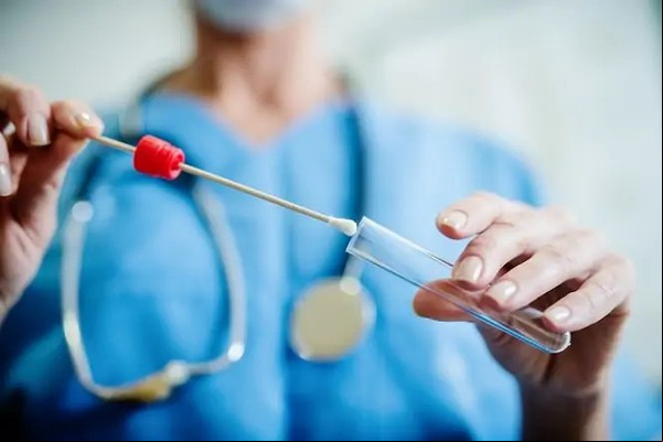 Novo boletim epidemiológico mostra mais 106 casos confirmados e número de internações estáveis