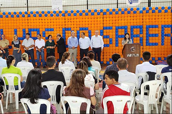 Unipam doa materiais escolares para 1.200 alunos carentes no Projeto Trilhas do Saber