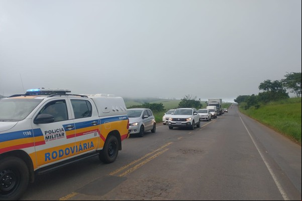 Polícia Militar Rodoviária pede que motoristas respeitem o “pare e siga” na MGC354