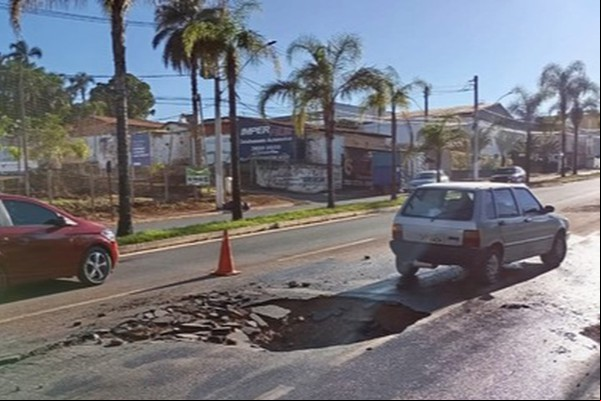 Grande buraco se abre após rompimento de rede na av. Marabá; via está parcialmente interditada