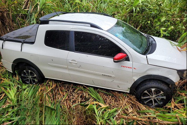 Veículo vai parar em meio a vegetação depois de aquaplanar na BR 352; motorista saiu ileso