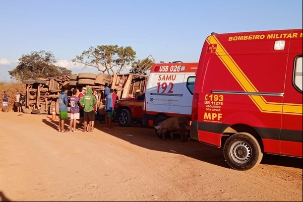 Acidente com caminhão de suínos próximo à BR 365 deixa três pessoas feridas e vários animais mortos; veja