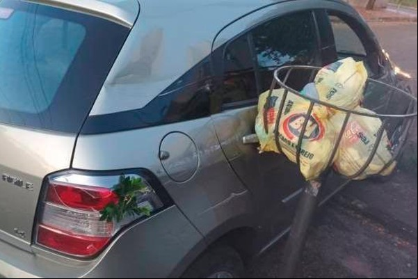 Condutor sem CNH e alto índice de embriaguez acaba preso ao atingir árvore e lixeira