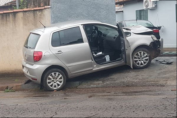 Carro derruba portão de casa após condutora com sinais de embriaguez perder o controle