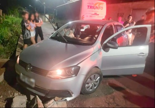 Condutor é preso após bater em mureta de avenida e confessar que bebeu 12 cervejas
