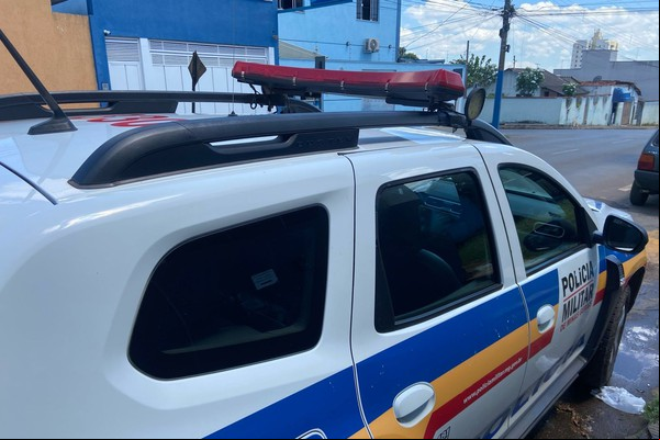 Atiradores abrem fogo em bar e jovem é atingido na perna esquerda, no bairro Jardim Panorâmico