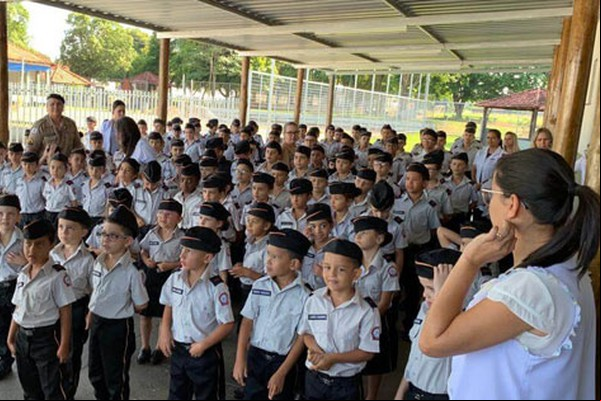 Alunos do Tiradentes voltam às aulas com grito de guerra e compromisso com os estudos; veja 