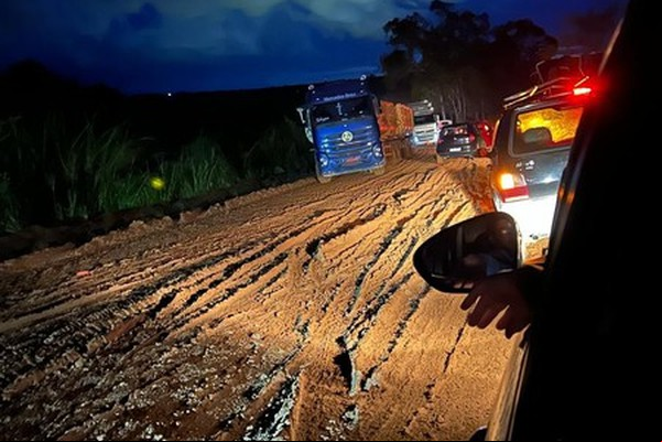 Motoristas ficam parados por mais de uma hora após veículos atolarem no trecho em obras da MGC-354