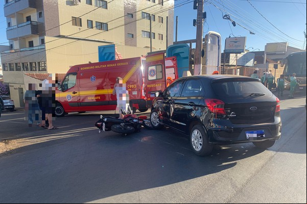 Carro inicia conversão e é atingido por motociclista que fazia ultraagem, em Patos de Minas