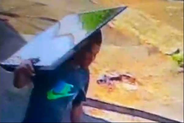 Jovem acaba preso por furto após PM reconhecê-lo em imagens carregando TV; ele nega