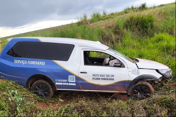Motorista cochila na LMG 740, em Presidente Olegário, e carro de funerária vai parar fora da pista