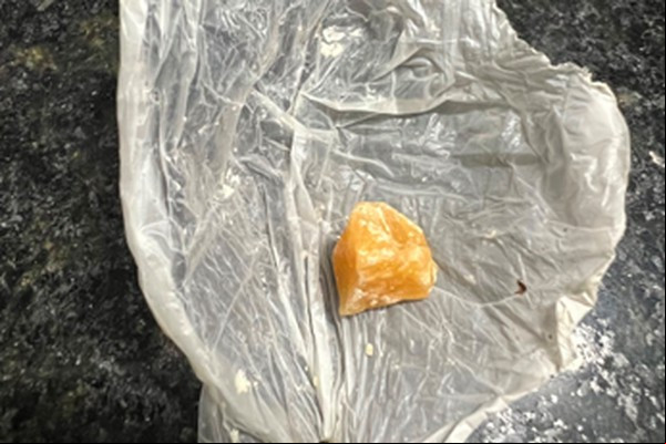 Homem furta carne, disfarça pagando salsicha, troca por crack e acaba preso debaixo da cama de hotel