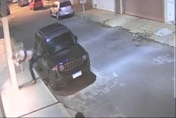 Homem é flagrado chutando e danificando veículos estacionados em Carmo do Paranaíba