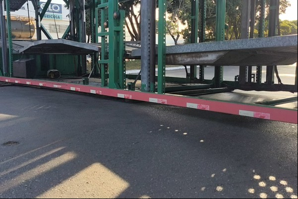 Cegonheira volta a ficar agarrada no aslfato e interdita totalmente a pista central da Av. JK