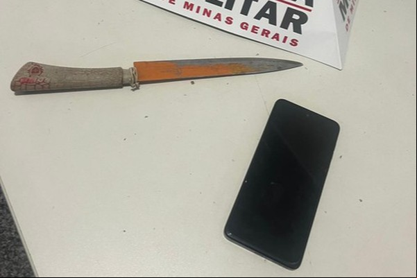 Mulher é presa após perseguir vítima e roubar celular com uso de faca em São Gotardo