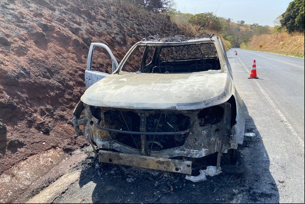 Viatura da Polícia Militar de Meio Ambiente pega fogo na MGC 354 e fica completamente destruída