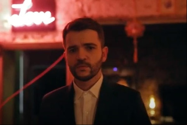 Raphael Piêit volta às origens e lança videoclipe de versão acústica da canção “Paredes”