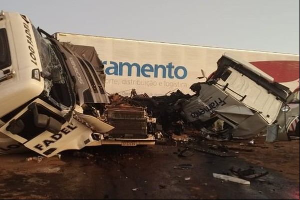 Condutor inabilitado e embriagado provoca acidente com dois caminhões na BR 365