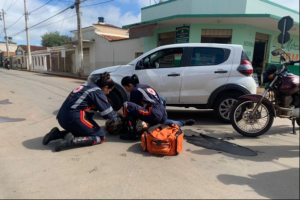 Motociclista é socorrido após bater em carro que avançou parada obrigatória, em Patos de Minas