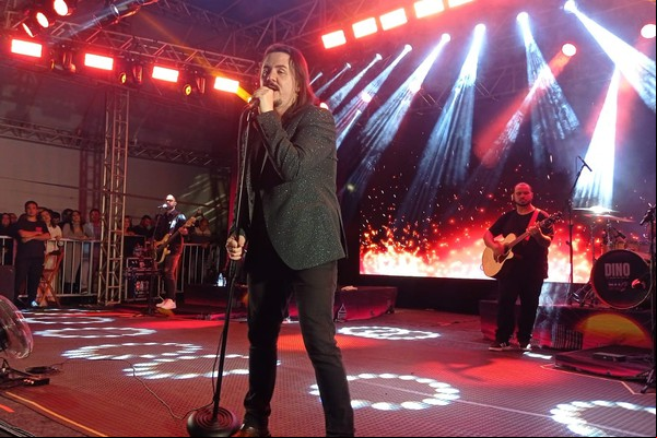 Dino Fonseca canta os maiores sucessos da música mundial na Fenapraça 2025; veja ao vivo