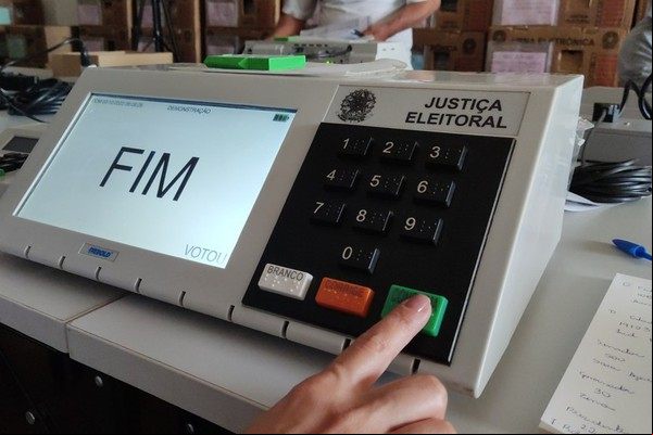 Votação segue horário de Brasília em todo o país