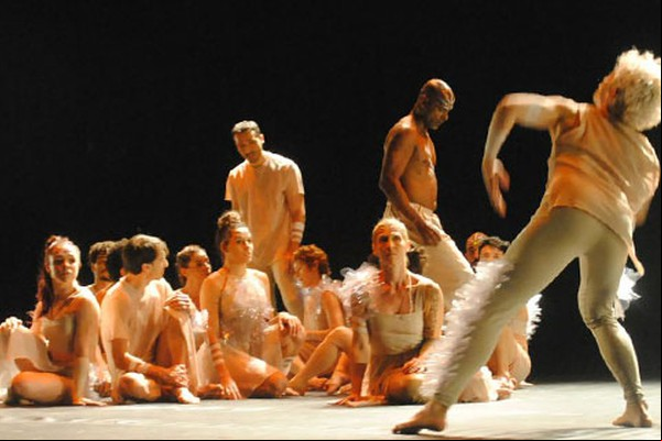 Espetáculos de dança, música e muita arte divertem grande público nessa sexta no Balaio